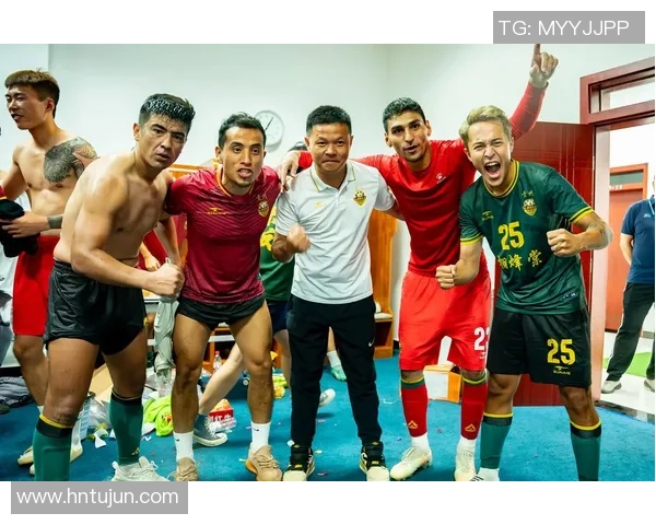 满身纹身的足球巨星场上拼搏彰显个性魅力与力量